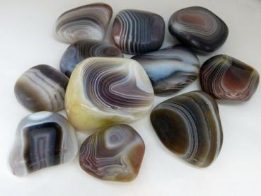 Preview: Achat grau gebändert,  Trommelstein, Botswana, ca. 1,5 bis 2,8cm Größe